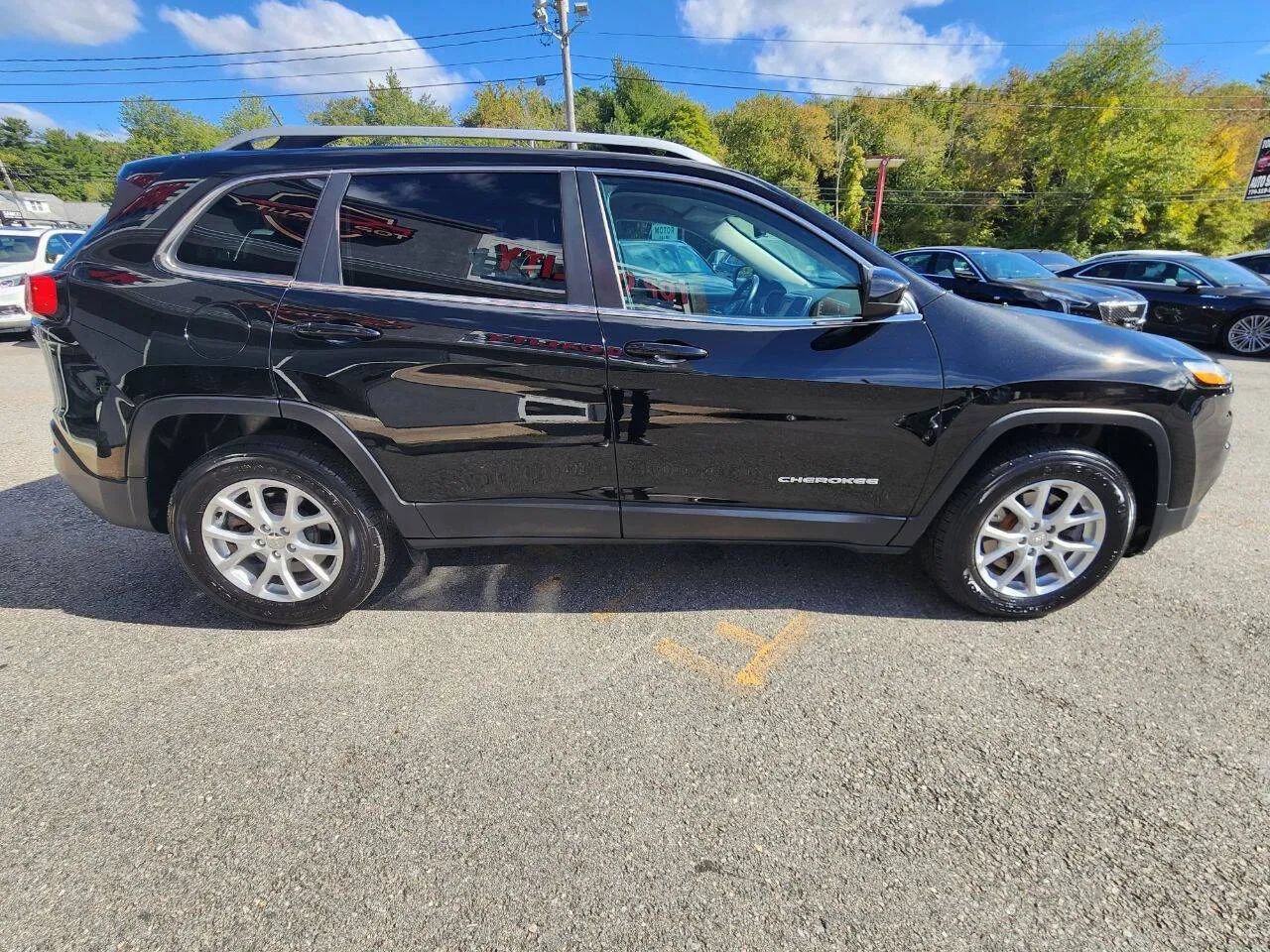 Used 2017 Jeep Cherokee Latitude w/ Cold Weather Group AWD/4WD image 4