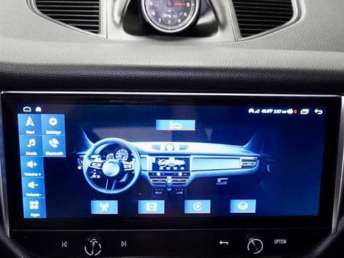 Used 2018 Porsche Macan AWD/4WD image 27