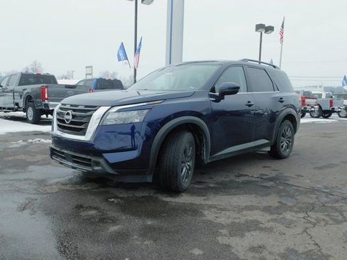 Used 2024 Nissan Pathfinder SV image 4
