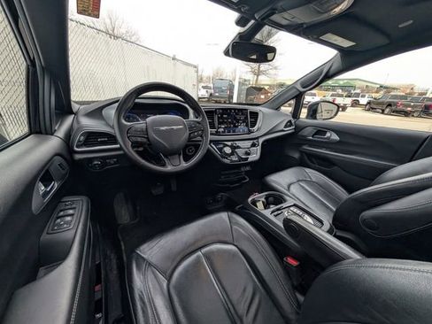 Used 2021 Chrysler Pacifica Touring-L w/ Uconnect Theater Family Group image 7