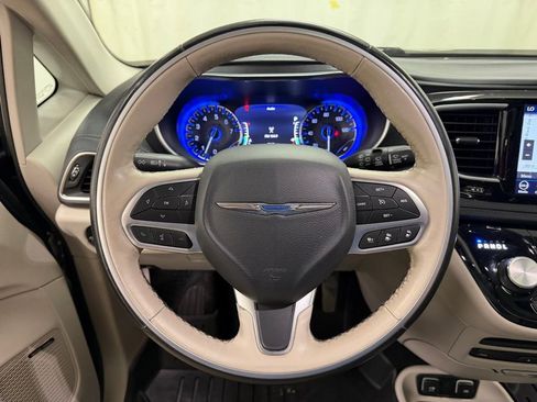 Used 2020 Chrysler Pacifica Limited w/ Tire & Wheel Group FWD image 21