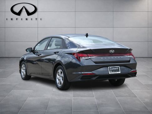 Used 2021 Hyundai Elantra SE FWD image 5