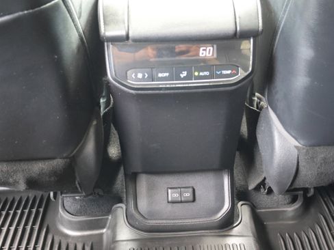 Used 2022 Toyota Highlander XLE AWD/4WD image 17