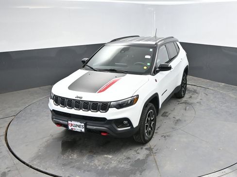 Used 2025 Jeep Compass Trailhawk w/ Trailer Tow Group AWD/4WD image 27