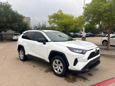 Used 2020 Toyota RAV4 LE FWD image 3