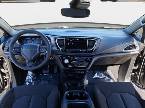 Used 2023 Chrysler Pacifica Touring FWD image 11