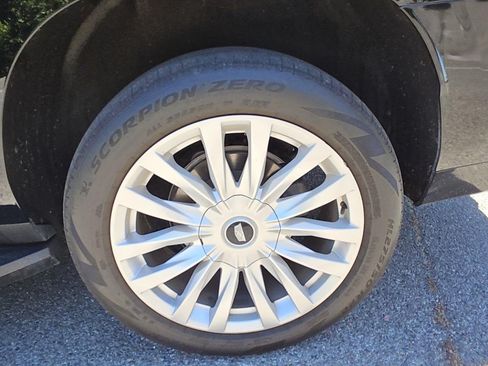 Used 2024 Cadillac Escalade ESV Luxury RWD image 11