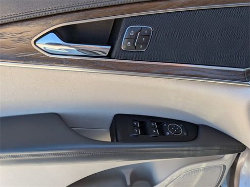 Used 2019 Lincoln Nautilus Select image 11