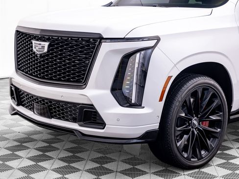 Certified 2025 Cadillac Escalade V w/ LPO, ONYX Package AWD/4WD image 43
