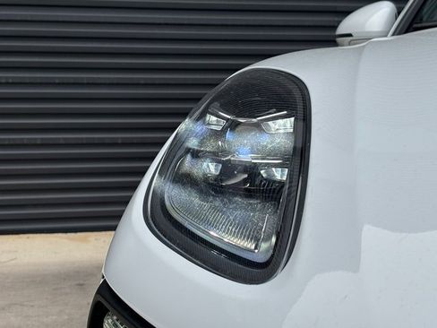 Certified 2025 Porsche Macan image 12