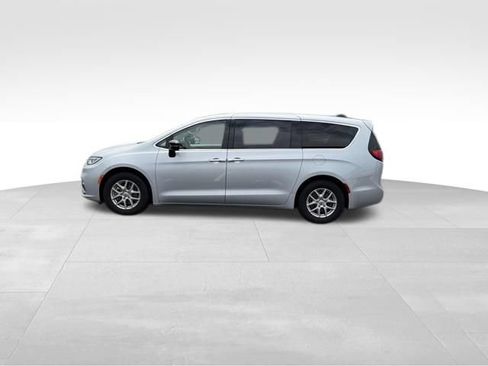Used 2024 Chrysler Pacifica Touring-L FWD image 9