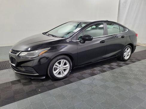 Used 2018 Chevrolet Cruze LT FWD image 2