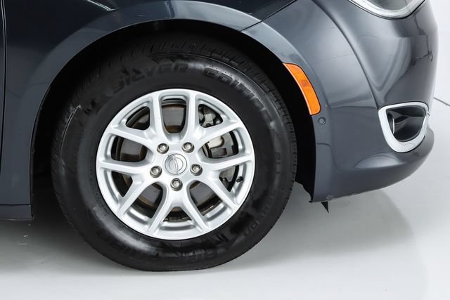 Used 2020 Chrysler Pacifica Touring-L w/ Advanced Safetytec Group FWD image 17