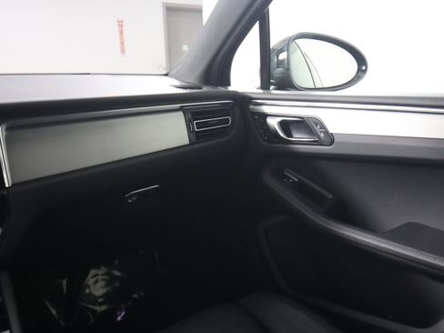 Certified 2025 Porsche Macan image 14