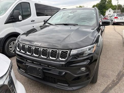Used 2025 Jeep Compass Latitude AWD/4WD image 2