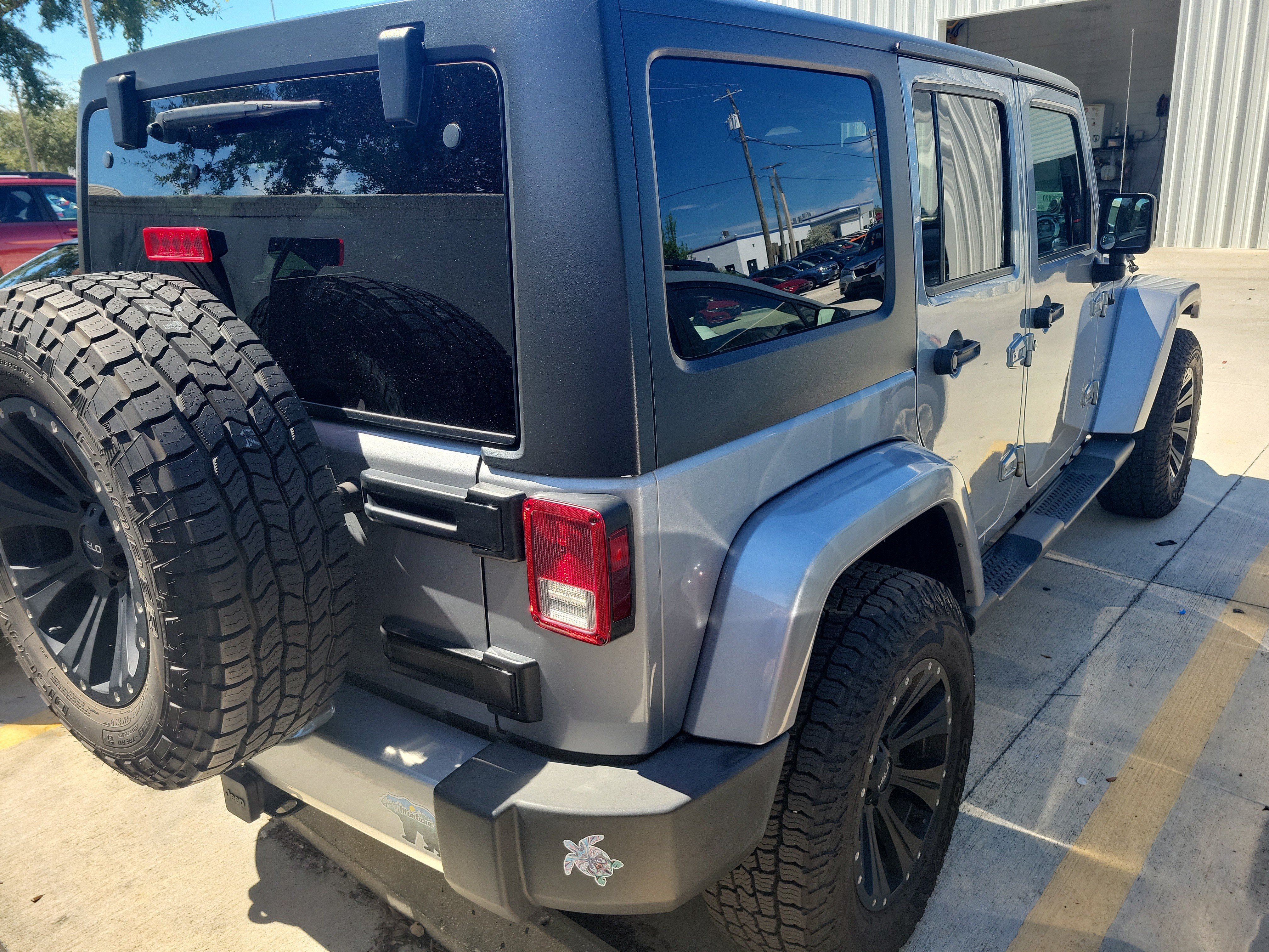 Used 2014 Jeep Wrangler Unlimited Sahara w/ Dual Top Group AWD/4WD image 9
