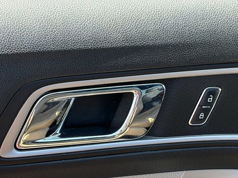Used 2017 Ford Explorer XLT w/ Equipment Group 202A FWD image 5