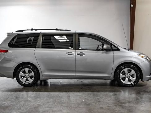 Used 2012 Toyota Sienna LE FWD image 11