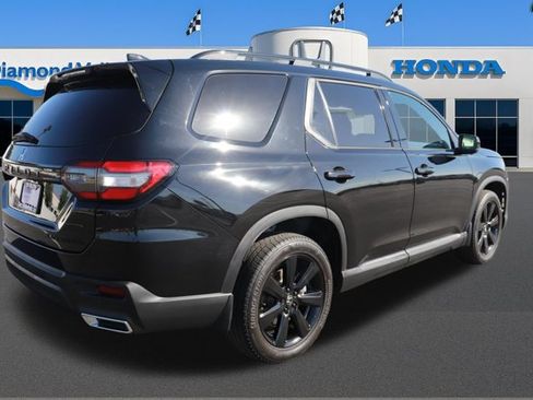 Certified 2025 Honda Pilot Black Edition image 8