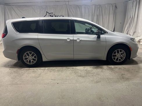 Used 2024 Chrysler Pacifica Touring-L image 8
