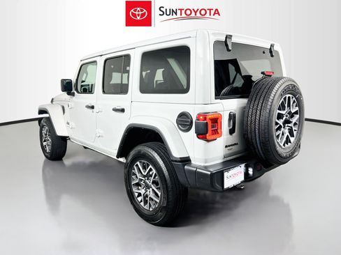 Used 2025 Jeep Wrangler Unlimited Sahara AWD/4WD image 6
