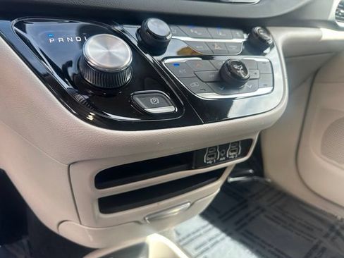 Used 2024 Chrysler Pacifica Touring-L FWD image 32