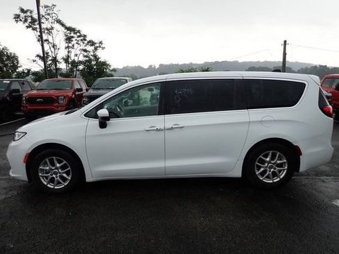 Used 2023 Chrysler Pacifica Touring-L FWD image 2