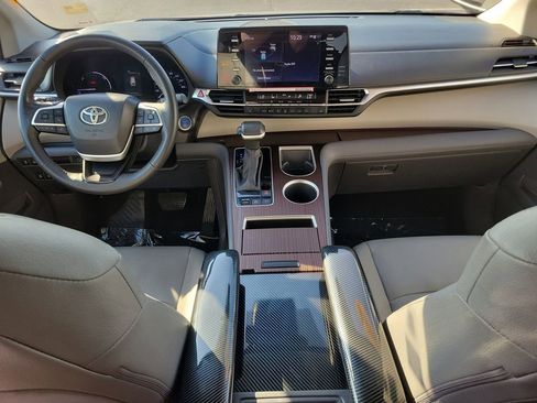 Used 2024 Toyota Sienna XLE image 12