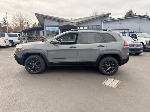 Used 2019 Jeep Cherokee Sport image 2