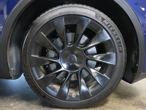 Used 2023 Tesla Model Y Long Range AWD/4WD image 23