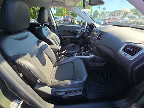 Used 2018 Jeep Compass Latitude w/ Safe & Security Group AWD/4WD image 8