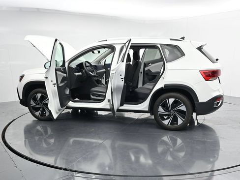 Used 2023 Volkswagen Taos SE AWD/4WD image 42