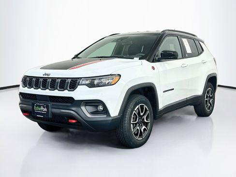 Used 2025 Jeep Compass Trailhawk w/ Trailer Tow Group AWD/4WD image 3