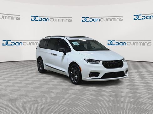 Used 2023 Chrysler Pacifica Touring-L w/ Uconnect Theater Family Group AWD/4WD image 3