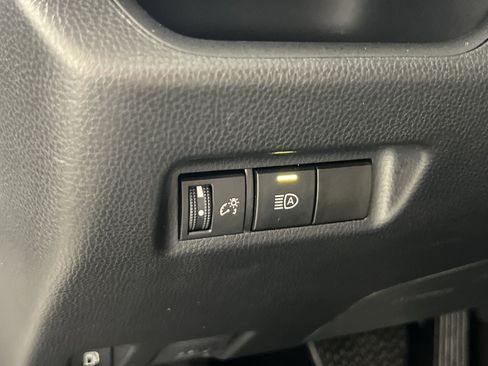 Used 2025 Toyota RAV4 XLE AWD/4WD image 31