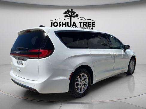 Used 2024 Chrysler Pacifica Touring-L FWD image 7