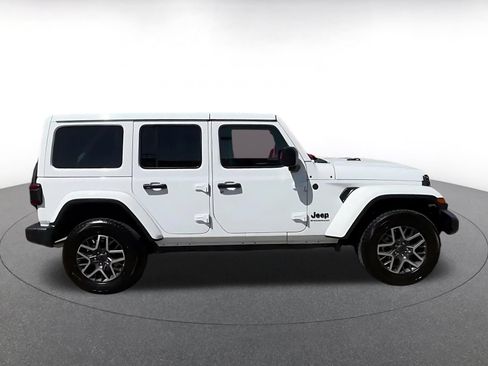 Used 2025 Jeep Wrangler Unlimited Sahara AWD/4WD image 15