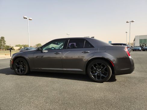 Used 2021 Chrysler 300 Touring w/ Sport Appearance Package RWD image 4