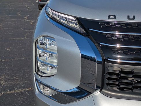 Used 2023 Mitsubishi Outlander SE image 10