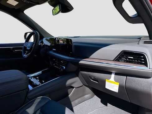 New 2025 Chevrolet Suburban Premier image 32