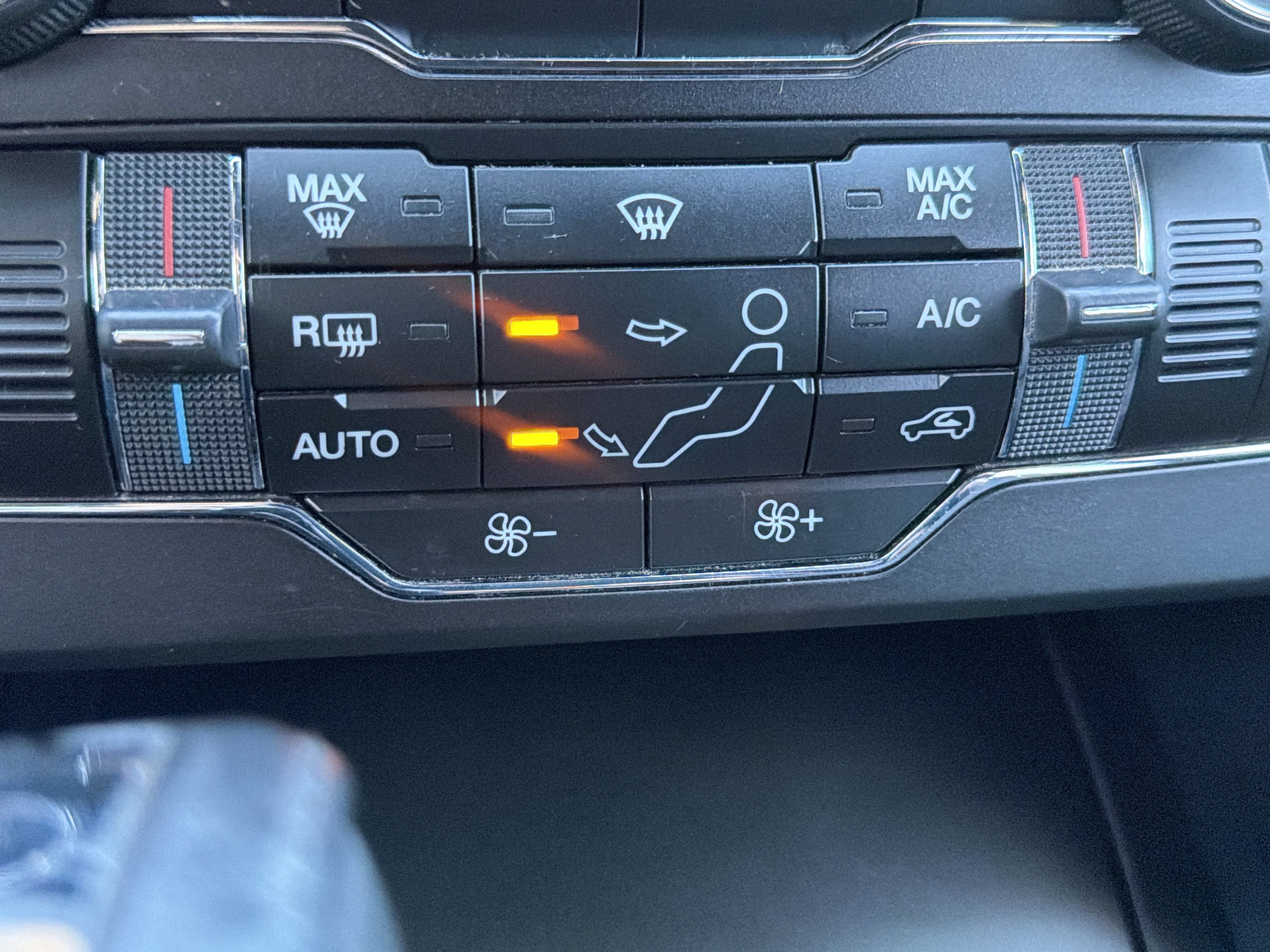 Used 2017 Ford Explorer XLT w/ Equipment Group 201A AWD/4WD image 29