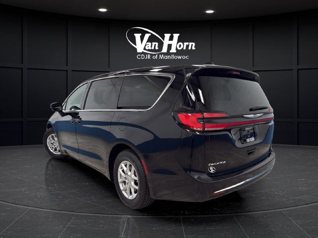 Used 2024 Chrysler Pacifica Touring-L FWD image 5