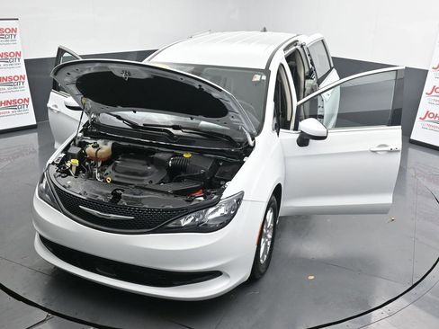Used 2022 Chrysler Voyager LX image 40