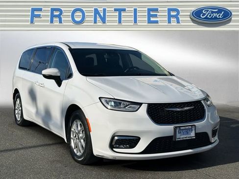 Used 2023 Chrysler Pacifica Touring-L image 8