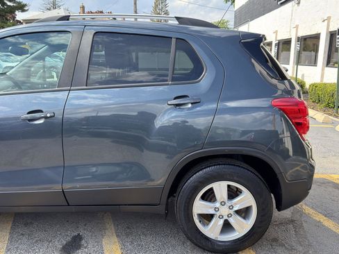 Used 2021 Chevrolet Trax LT w/ Driver Confidence Package FWD image 2