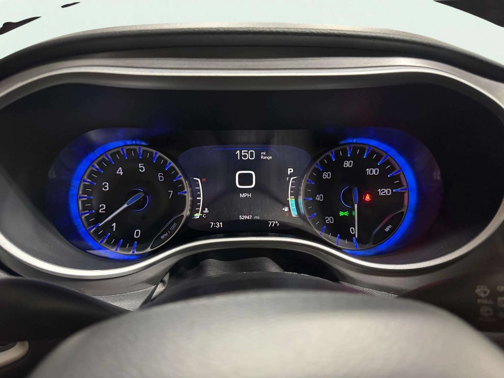 Used 2025 Chrysler Pacifica Select FWD image 12