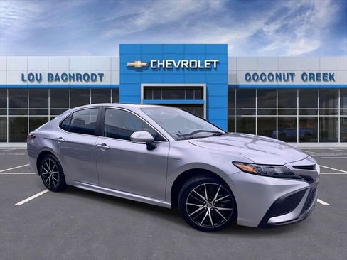 Used 2024 Toyota Camry SE FWD image 1