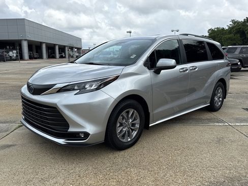 Used 2025 Toyota Sienna XLE FWD image 7