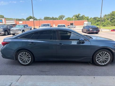 Used 2022 Toyota Avalon Limited FWD image 3