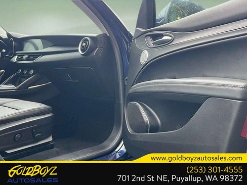 Used 2018 Alfa Romeo Stelvio AWD image 24